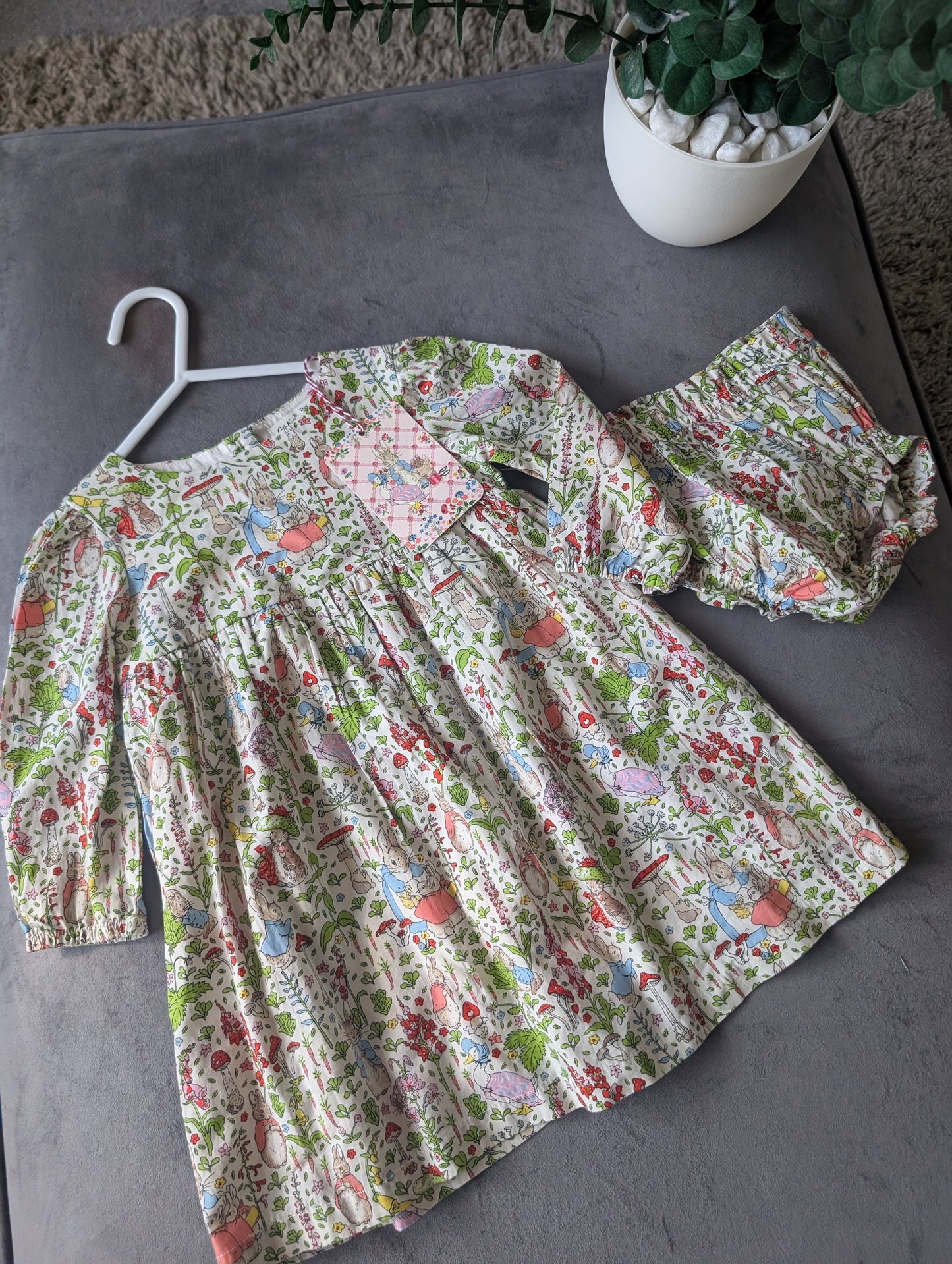 New Cute Beatrix Potter Cath Kidston Peter Rabbit Dress & Bloomers 6-9 m Gift