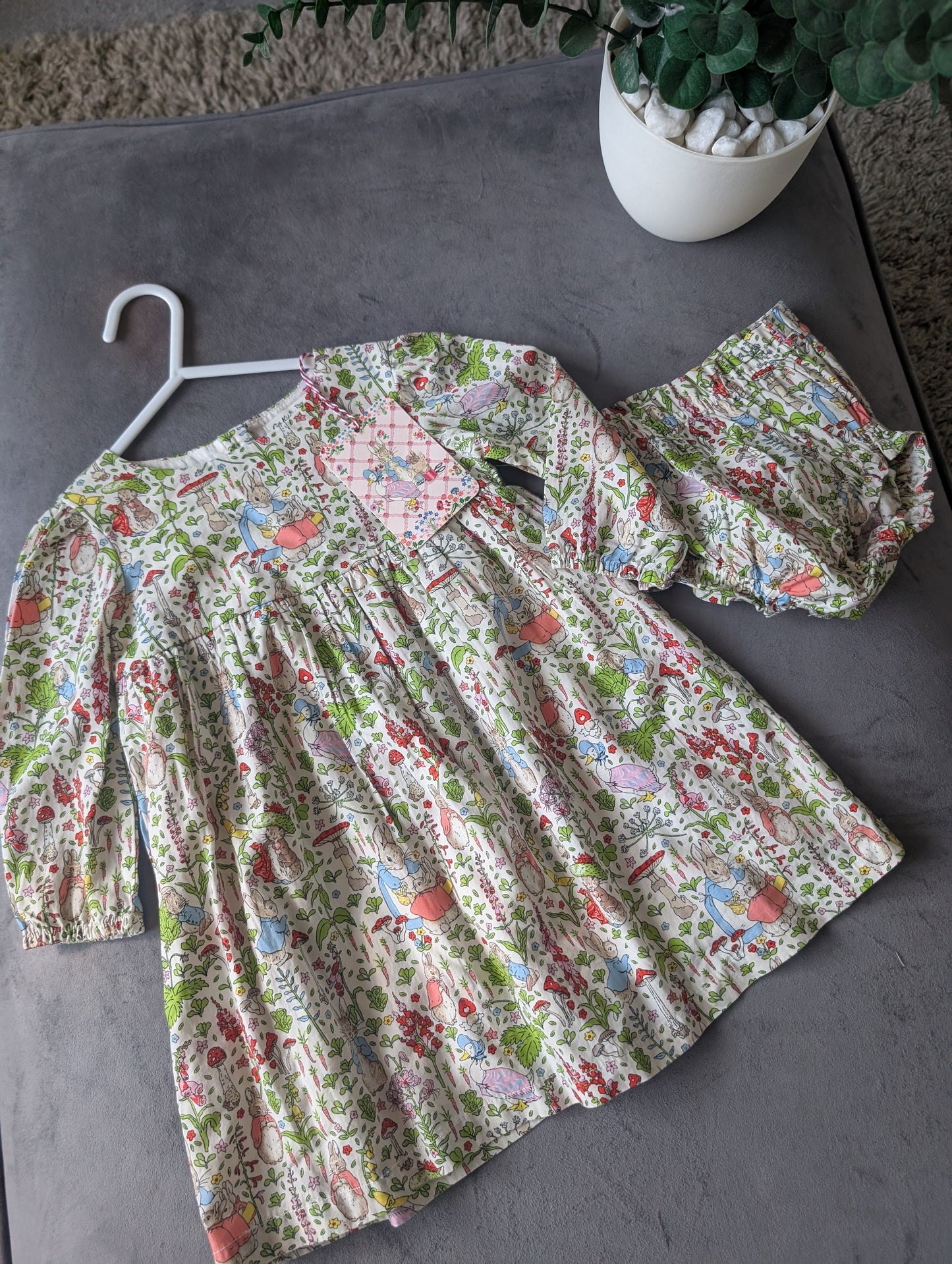 New Cute Beatrix Potter Cath Kidston Peter Rabbit Dress & Bloomers 6-9 m Gift